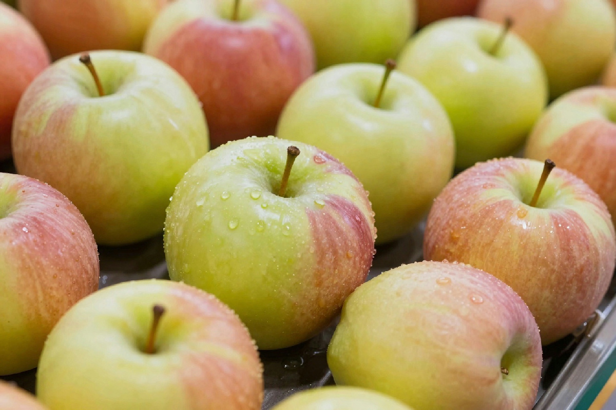 Perché le mele nei supermercati sono rivestite di cera e se è sicuro mangiarle