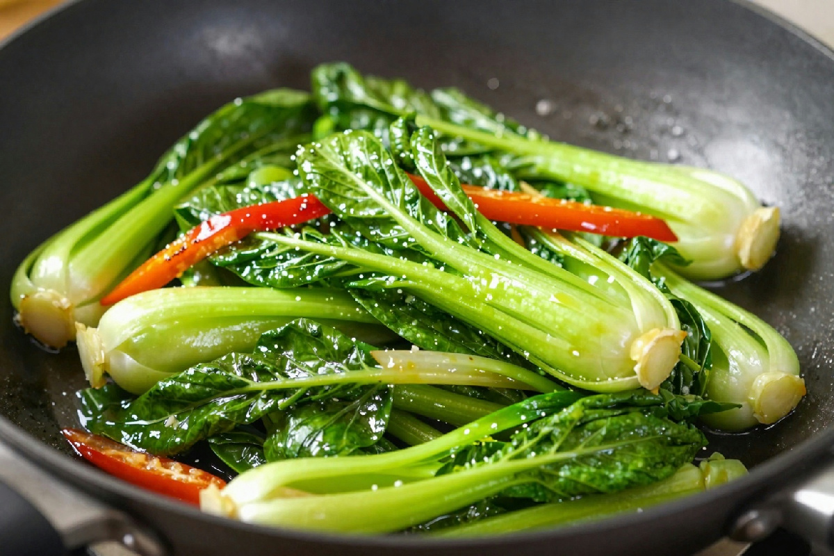 Pak choi in wok: ricetta leggera e salutare con il cavolo cinese e verdure fresche